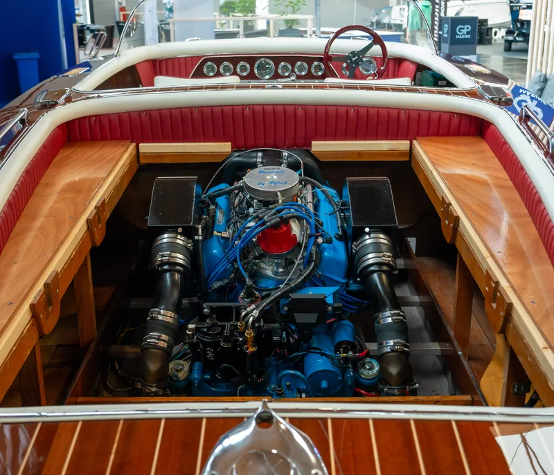 Motor y transmisión de una embarcación. Imagen de referencia, ajena a Mundimar.