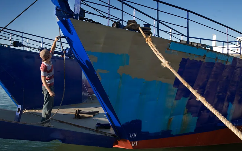 Operario pintando un casco. Imagen de referencia, ajena a Mundimar.